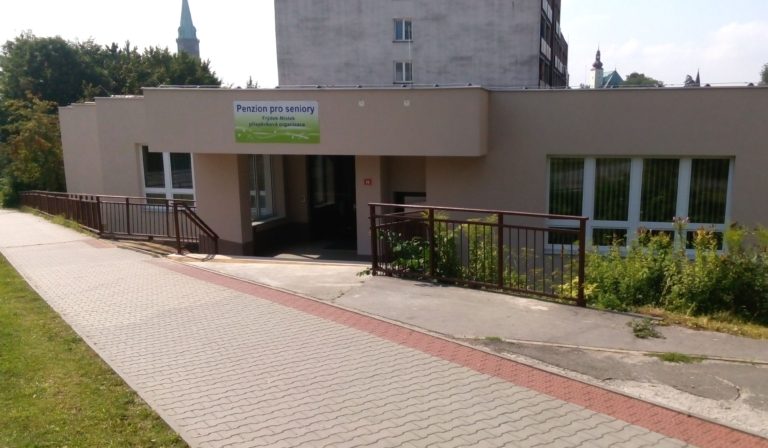 Senioři z penzionu na Lískovecké se vrátili do opravených bytů