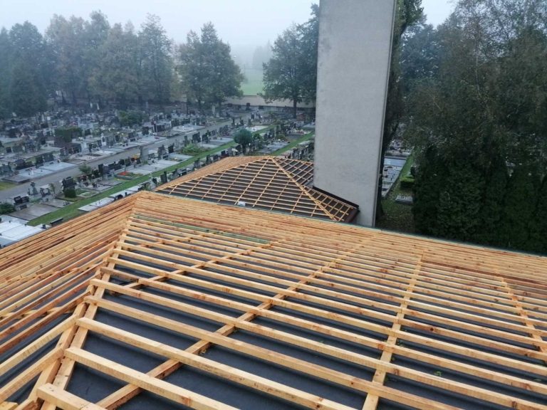Řemeslníci opravují střechu obřadní síně