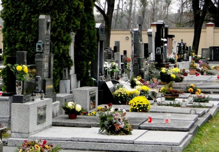 Hřbitovy budou otevřeny déle, na bezpečnost dohlédnou strážníci