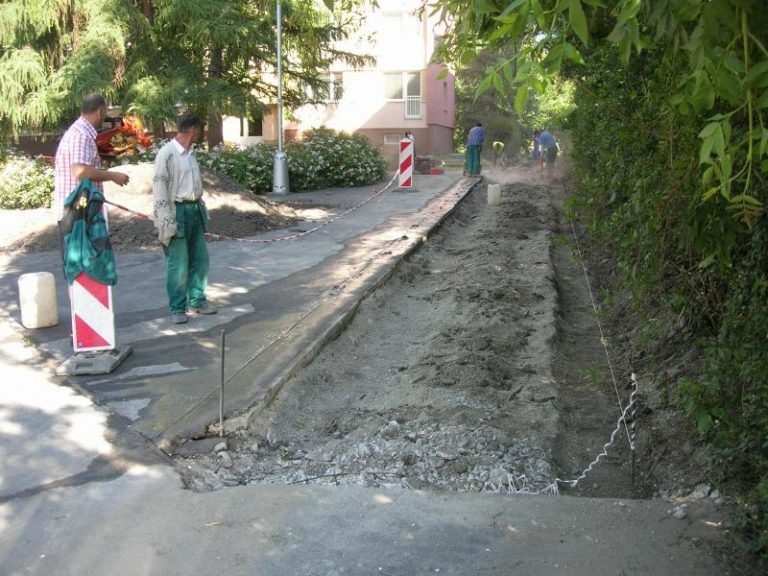 Na ul. Ostravská a Anenská jsou opravy chodníků v plném proudu.