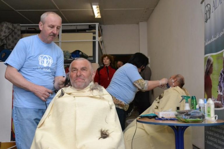 Dobrovolnické centrum ADRA pořádá stříhání a holení osob bez domova