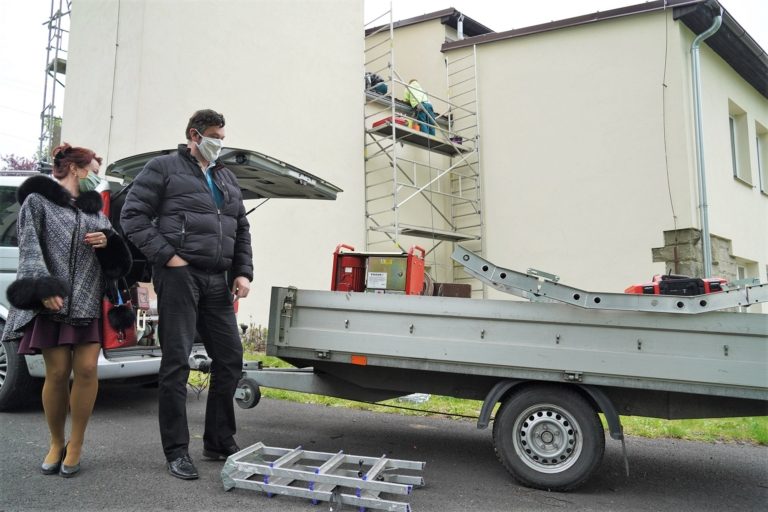 Zbrojnice v Lískovci je jako ze škatulky, už i se střechou