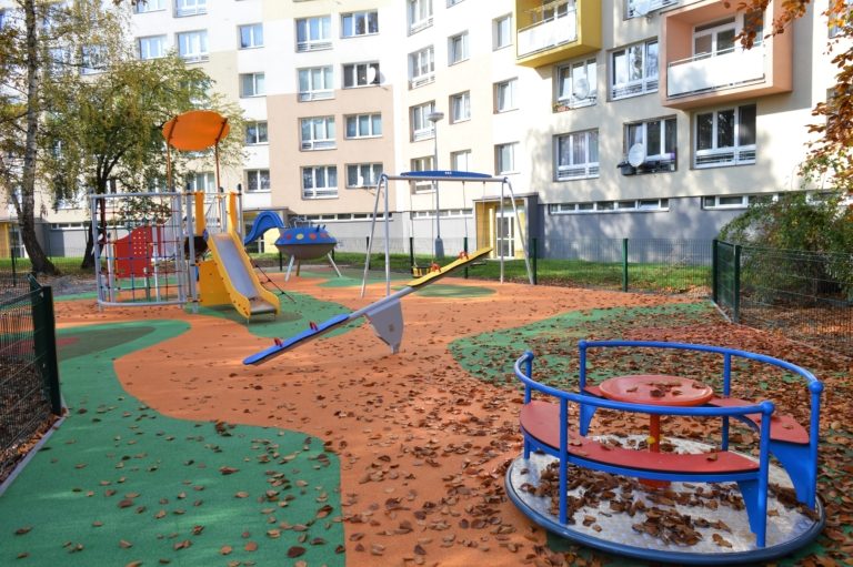 Město v návaznosti na zmírněná opatření znovu otevře dětská hřiště