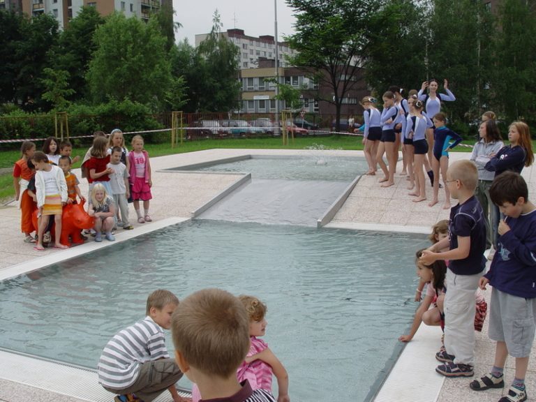 Bazén na Slezské je oázou uprostřed sídliště