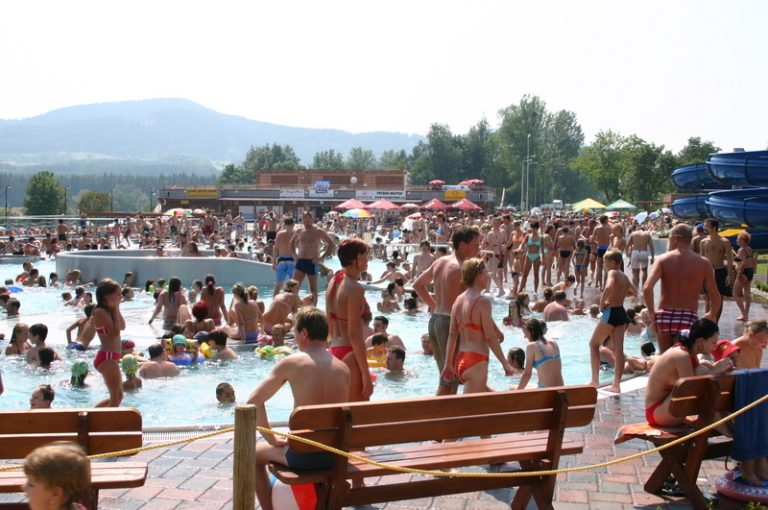 Horko žene lidi do bazénů