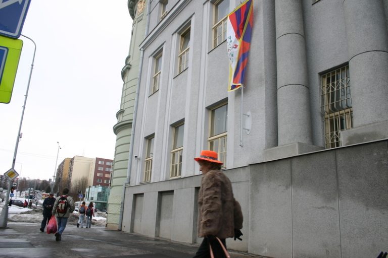 Na budově městského úřadu zavlála tibetská vlajka