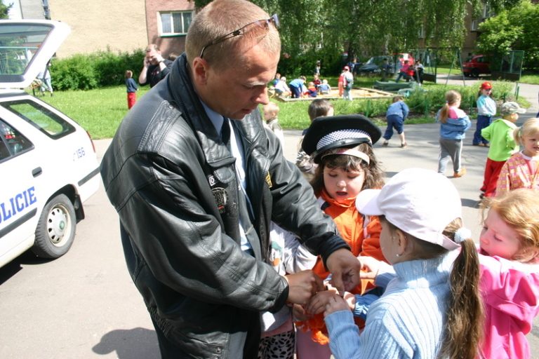 Strážníci nadchli děti z mateřské školy