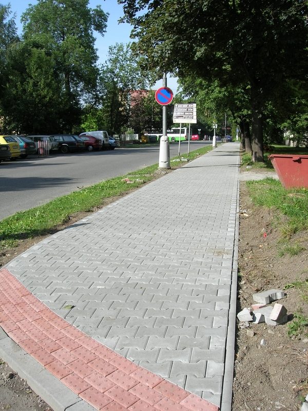 Opravený chodník na ul. Bezručova