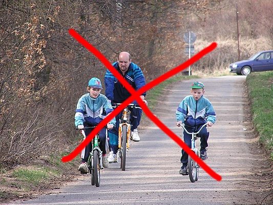 Za vysvědčení cyklistickou přilbu