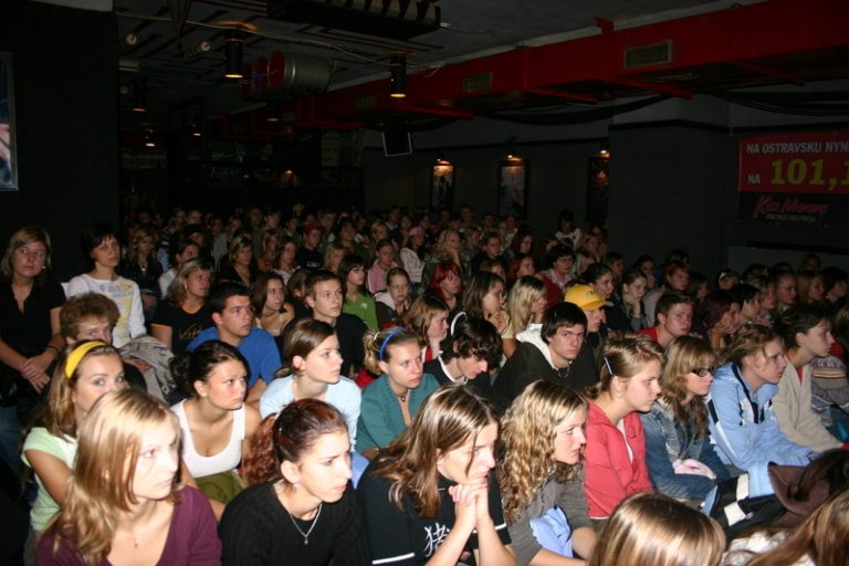 Na besedy s Hanykovicsem proudí do Stounu stovky studentů