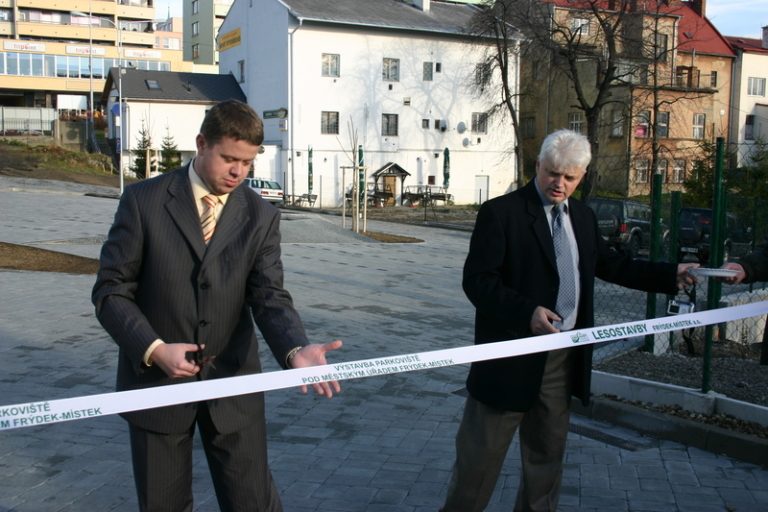 Nové parkoviště pod magistrátem je zkolaudováno