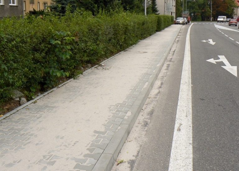 Ulice Slezská se dočká nových chodníků